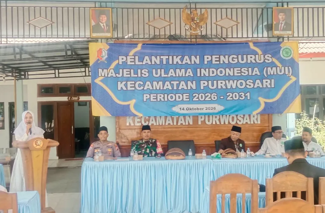 Ike Widiya Ningrum Camat Purwosari Pimpin Pelantikan Pengurus MUI Kecamatan Purwosari Periode 2026–2031.