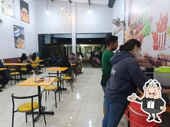 Pelayan Restoran di Geprek Ayame DR.R