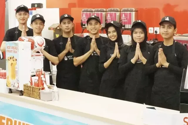 Staf Layanan Restoran di Mixue Paciran Lamongan