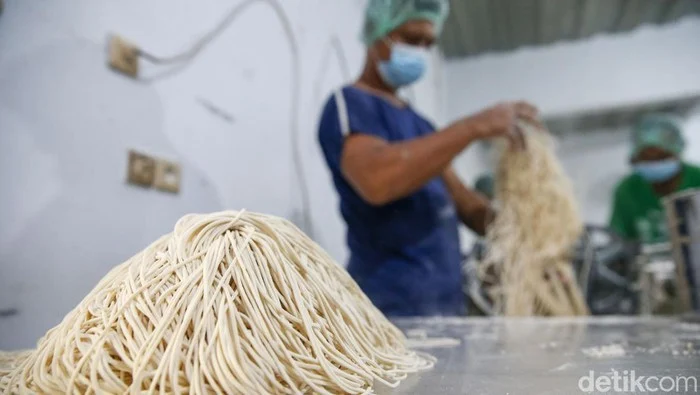 Staff Produksi Makanan di Mie Kembali Djaya